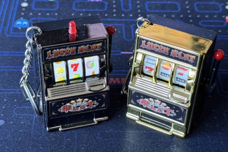Mini Slot Machine with LCD and microcontroller