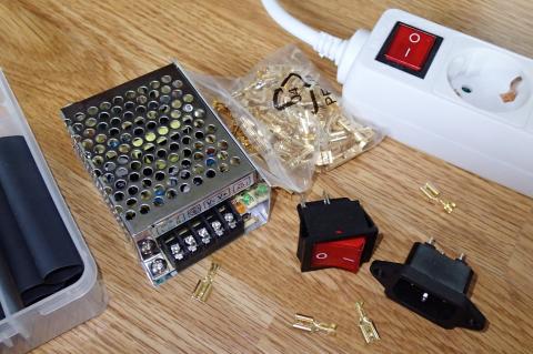 Power supply with connections